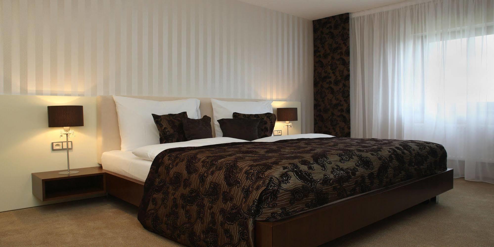 Golden Fish Apartmany Xia Пилзен Екстериор снимка